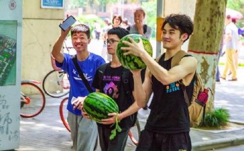 学校吃瓜都在哪发,校园“吃瓜”盛地大揭秘 第1张 学校吃瓜都在哪发,校园“吃瓜”盛地大揭秘 第1张